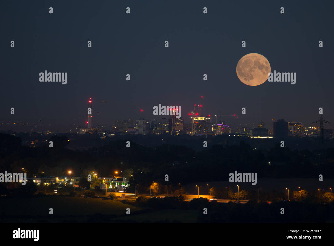 Birmingham, Großbritannien. 13. September 2019. Die Harvest Moon steigt über die Lichter der Stadt von Birmingham, UK. Credit: Peter Lopeman/Alamy leben Nachrichten Stockfoto