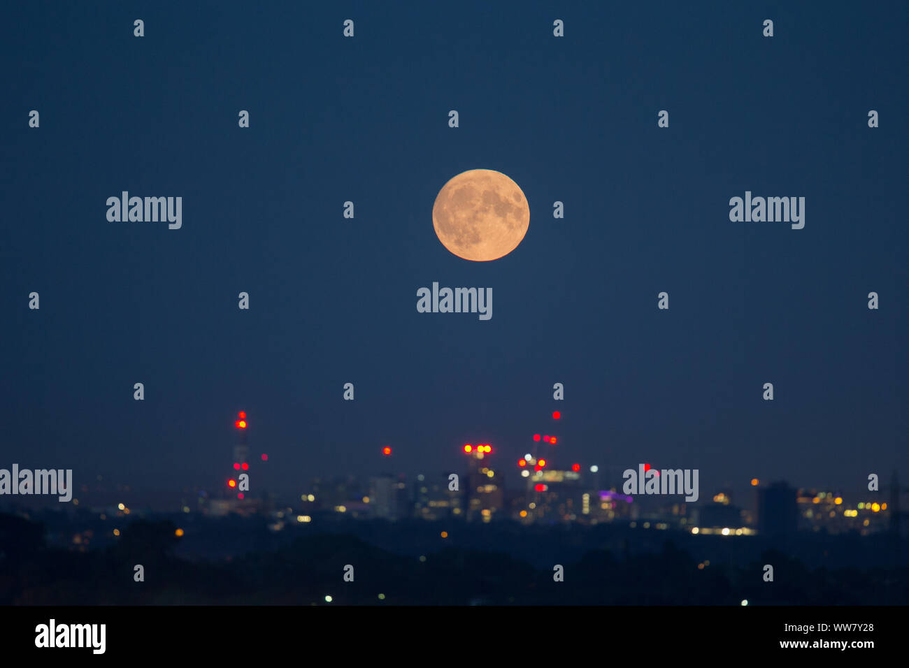 Birmingham, Großbritannien. 13. September 2019. Die Harvest Moon steigt über die Lichter der Stadt von Birmingham, UK. Credit: Peter Lopeman/Alamy leben Nachrichten Stockfoto