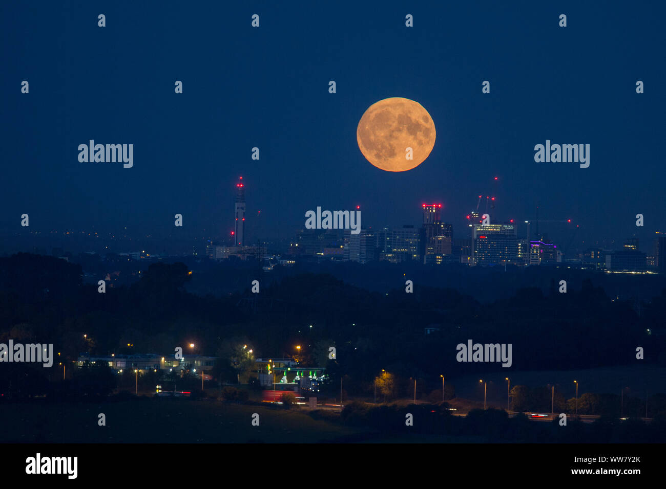 Birmingham, Großbritannien. 13. September 2019. Die Harvest Moon steigt über die Lichter der Stadt von Birmingham, UK. Credit: Peter Lopeman/Alamy leben Nachrichten Stockfoto