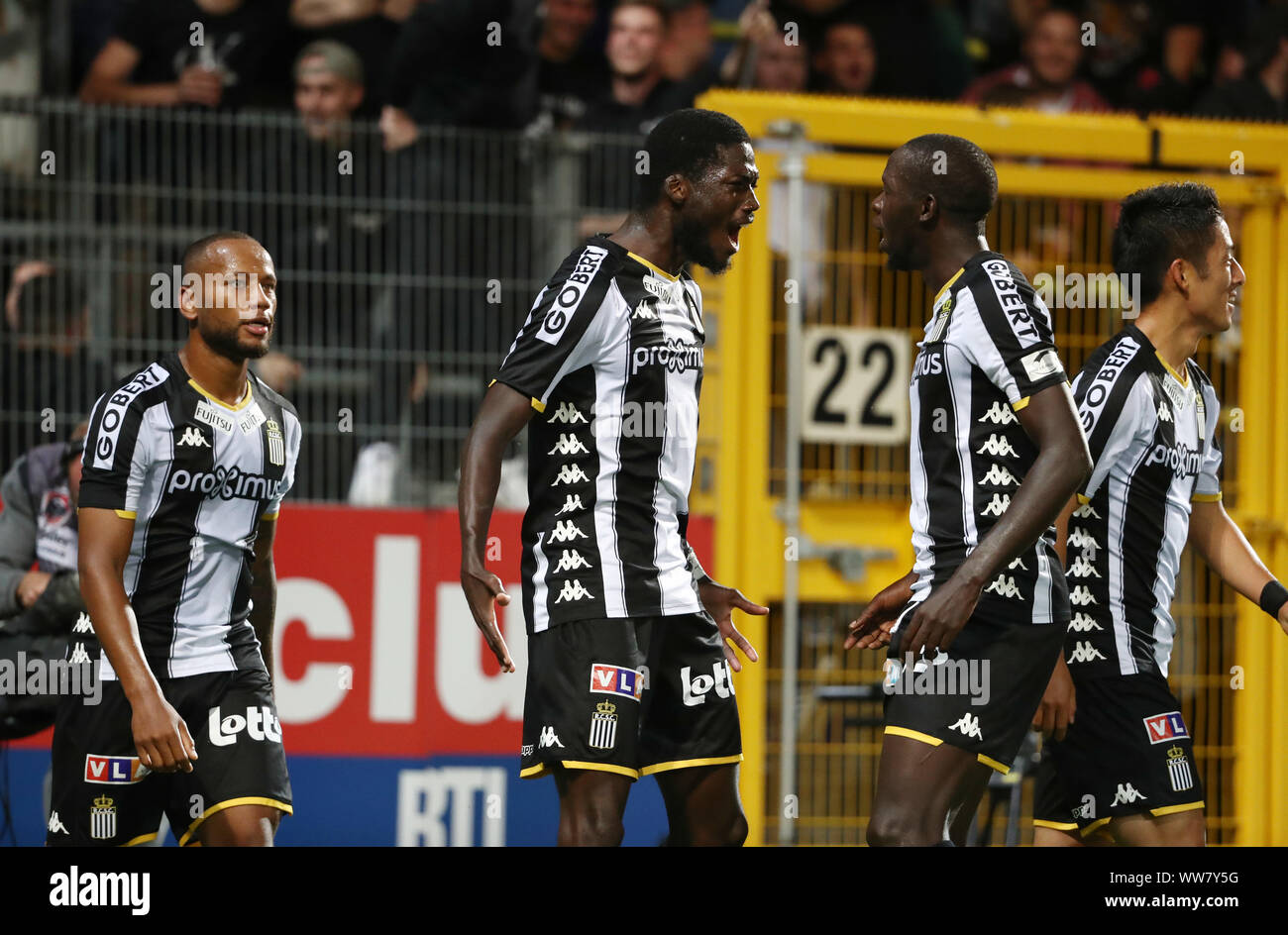 CHARLEROI, Belgien - 13 September: Shamar Nicholson von Charleroi feiert, nachdem er ein Ziel der Jupiler Pro League Spieltag 7 zwischen Sporting Charleroi und KRC Genk am 13. September 2019 in Charleroi, Belgien. (Foto von Vincent Van Doornick/Credit: Pro Schüsse/Alamy leben Nachrichten Stockfoto