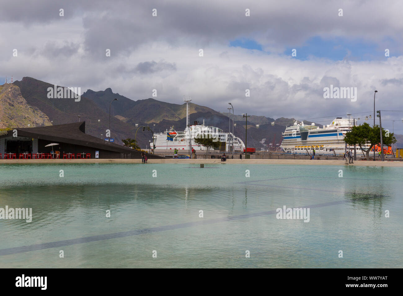 Fuente de la Plaza de España, Plaza de Espana, Hafen mit Kreuzfahrtschiffen, im Hintergrund das Anagagebirge, Santa Cruz de Tenerife, Teneriffa, Kanarische Inseln, Spanien, Europa Stockfoto