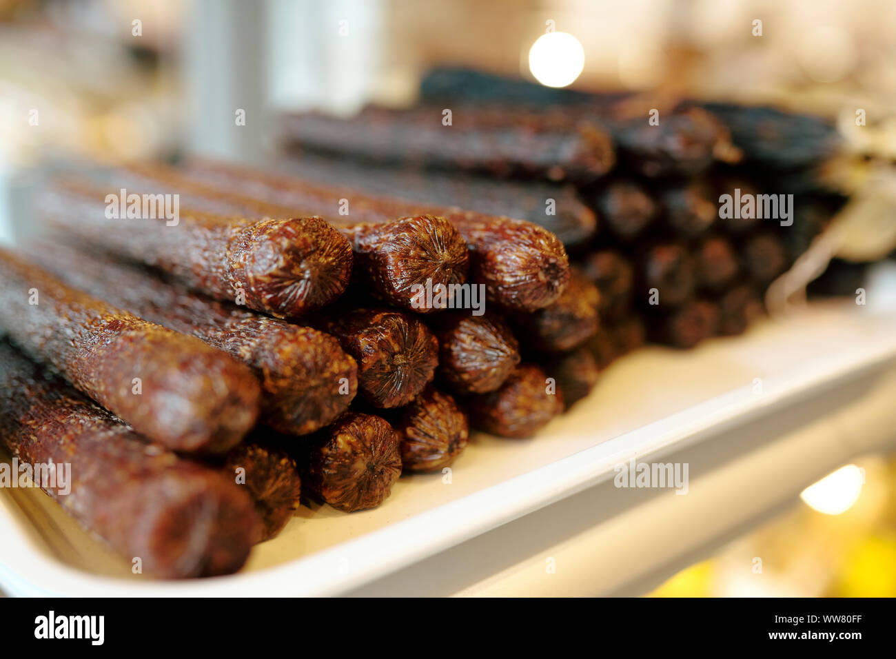 Stapel von lecker und würzig frische Wurst in Display mit Fleischerzeugnissen Stockfoto