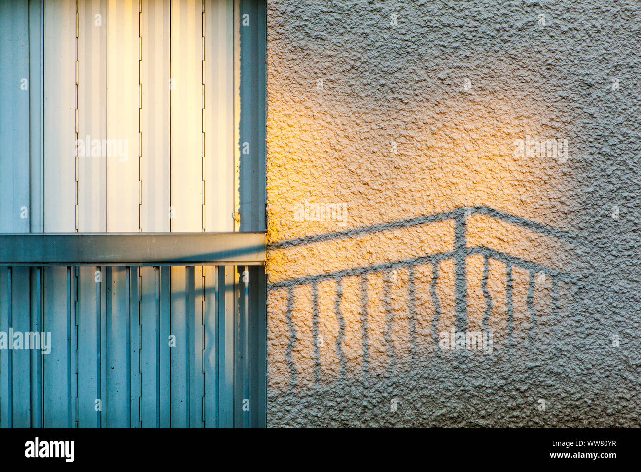 Balkon, Detail, Schatten an der Wand Stockfoto