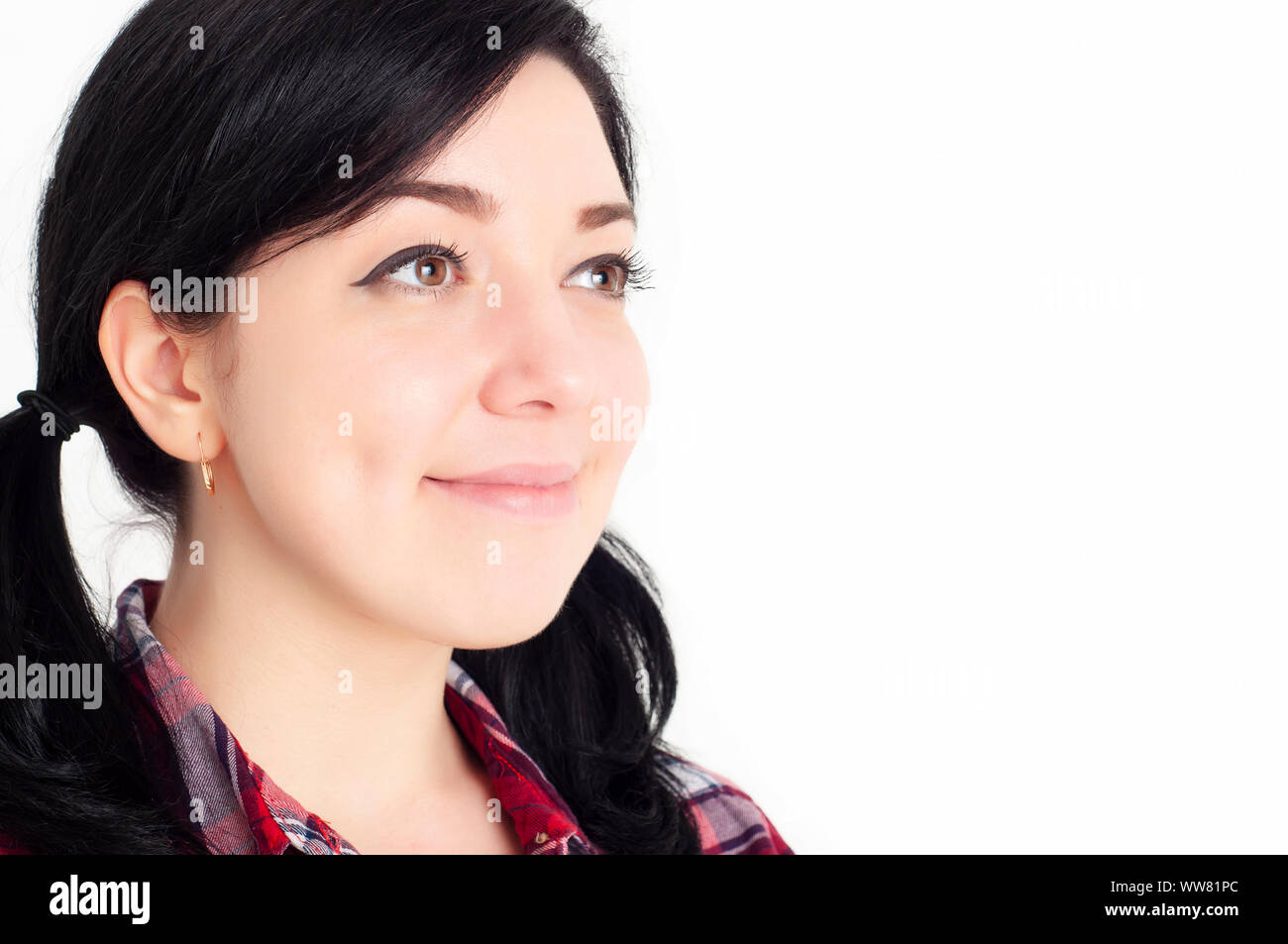 Ein junges fröhliches schönes Brünette Mädchen mit niedlichen Grübchen auf ihren Wangen lächeln und freut sich mit Freude und Erwartung in ihren Augen. Weißer Hintergrund. Stockfoto
