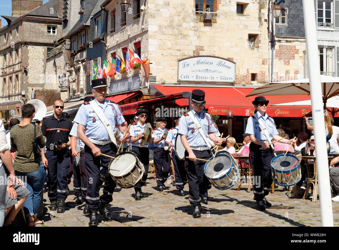 Parade der Band 'Musique Principale UDSP 14' im Alten Hafen von Honfleur, Calvados, Basse-Normandie, Ärmelkanal, Frankreich Stockfoto