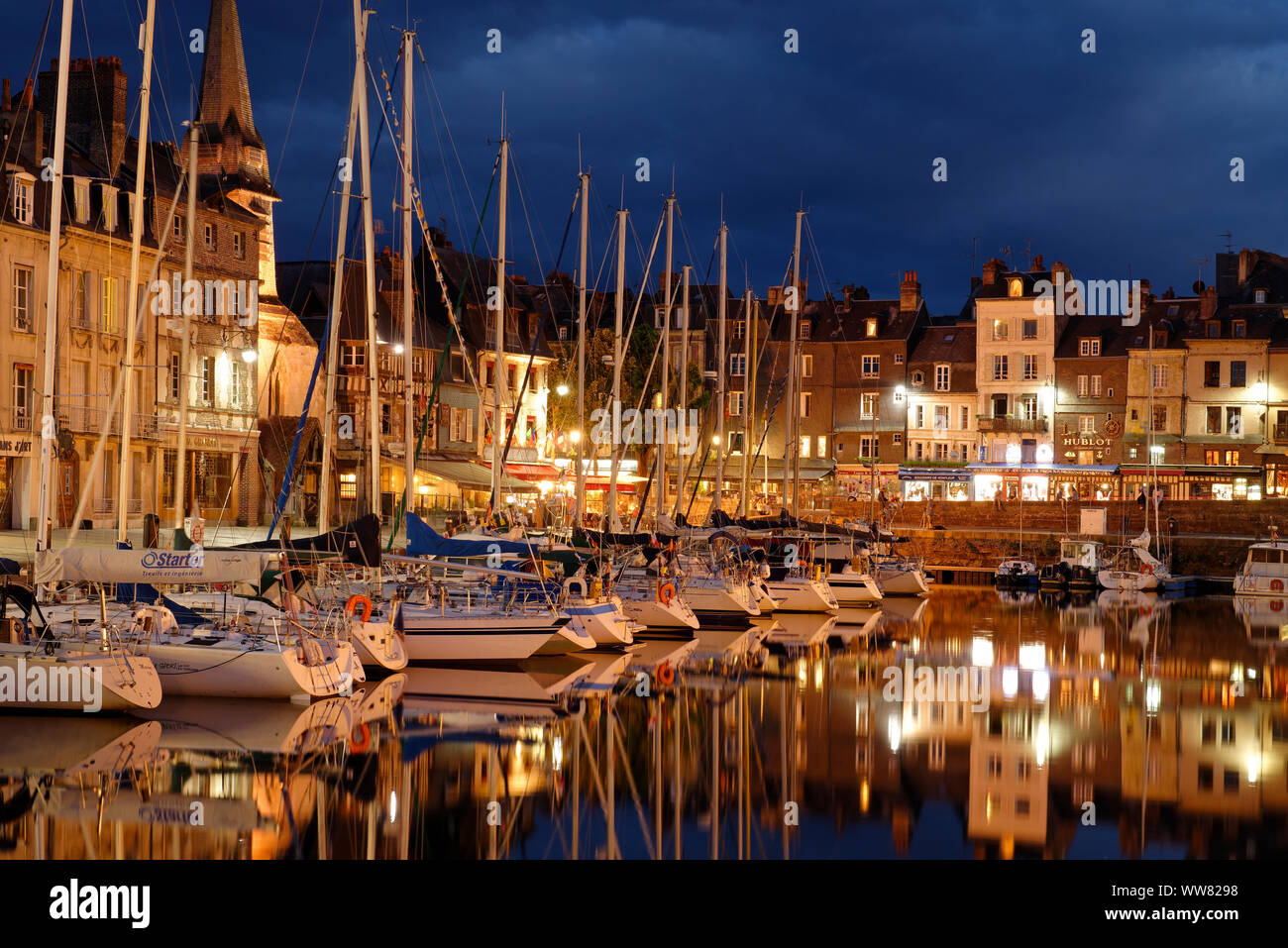Altstadt und der Alte Hafen mit Cafés in der Dämmerung, Honfleur, Calvados, Basse-Normandie, Ärmelkanal, Frankreich Stockfoto