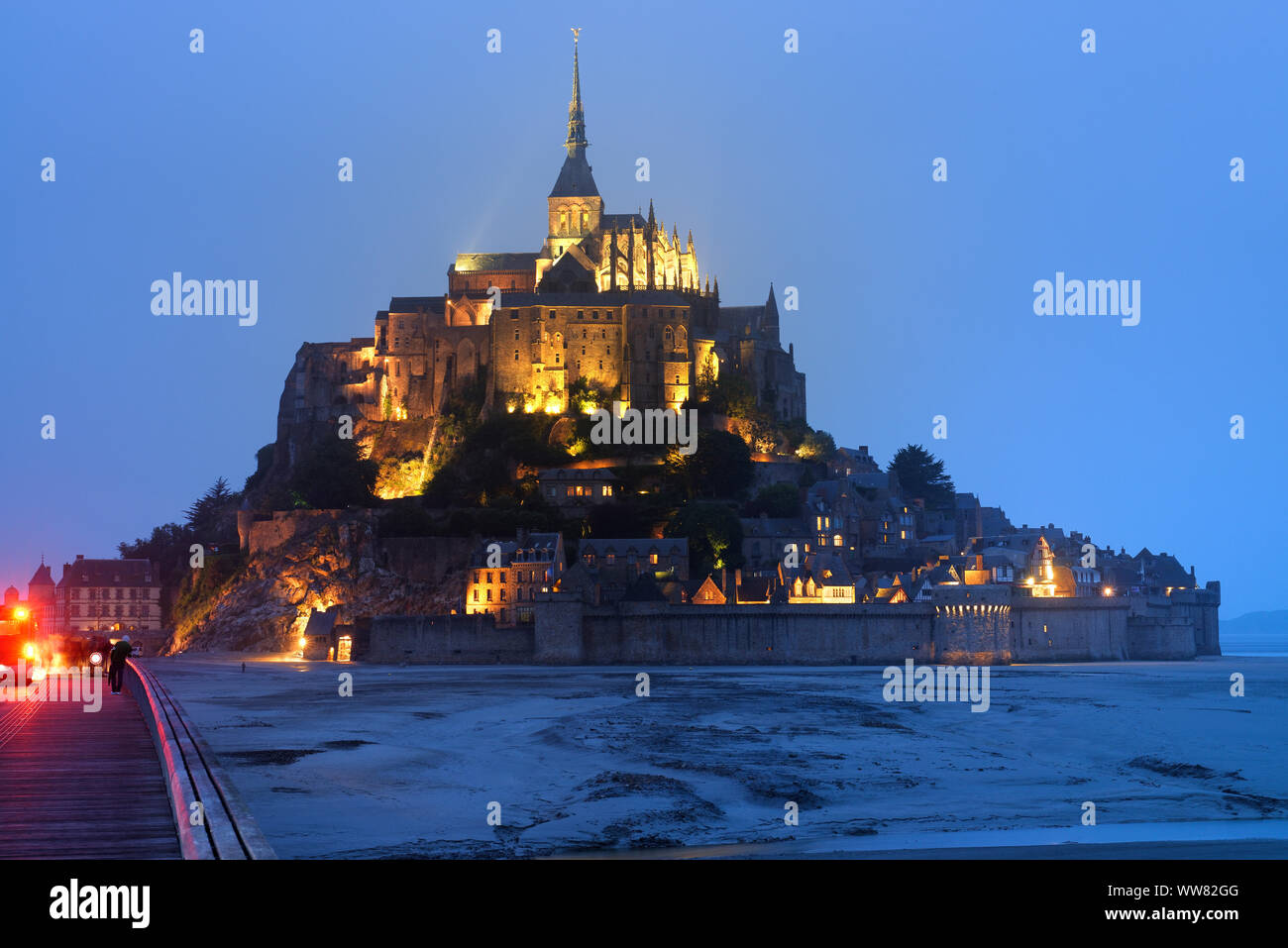 Mont Saint Michel in der Abenddämmerung, Calvados, Basse-Normandie, Ärmelkanal, Frankreich Stockfoto