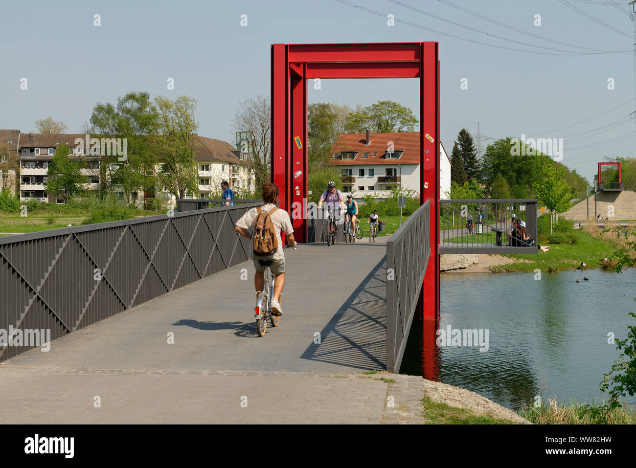 Brücke über den Niederfeldsee mit dem neuen Fahrrad freeway Ruhr RS1, Essen, Stadtteil Altendorf, Nordrhein-Westfalen, Deutschland Stockfoto