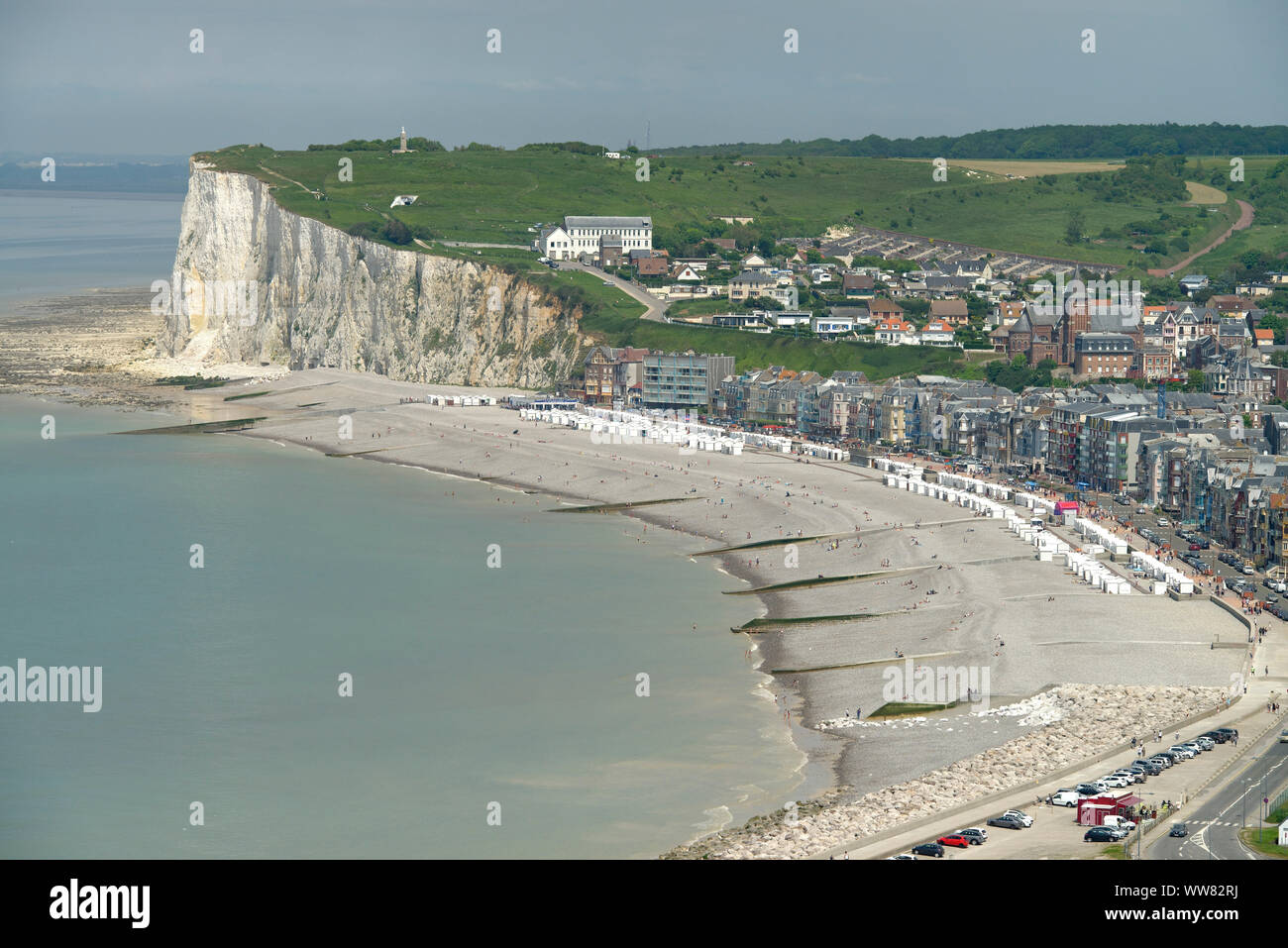 Blick vom Aussichtspunkt von Le Treport am Wasser und der Strand von Mers-les-Bains, Seine-Maritime Normandie, Normandie, Frankreich Stockfoto