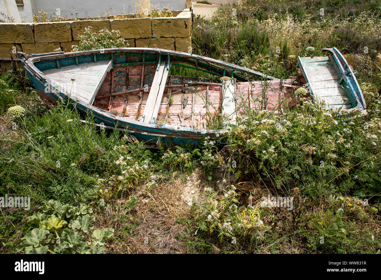 Gozo, benachbarte Insel Malta, Holz- Boot an Land verrotten, Stockfoto