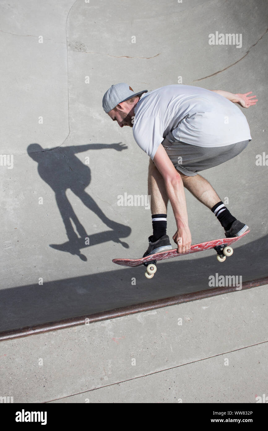 Skateboarder in einem Skatepark Stockfoto
