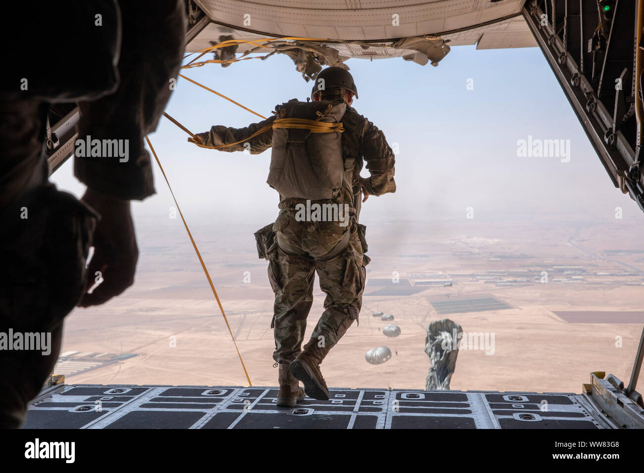 Us Special Operations Forces Sprung von einer C-130 Hercules Flugzeuge während der gemeinsamen Übung eifrig Lion 19 in der Nähe von Amman, Jordanien, Sept. 5, 2019. Zehn Nationen im Betrieb beteiligt, als die Freundschaft, Beziehungen zwischen den teilnehmenden Nationen und ihre Interoperabilität Showcase zu verstärken. (U.S. Armee Foto von SPC. Engel Ruszkiewicz) Stockfoto