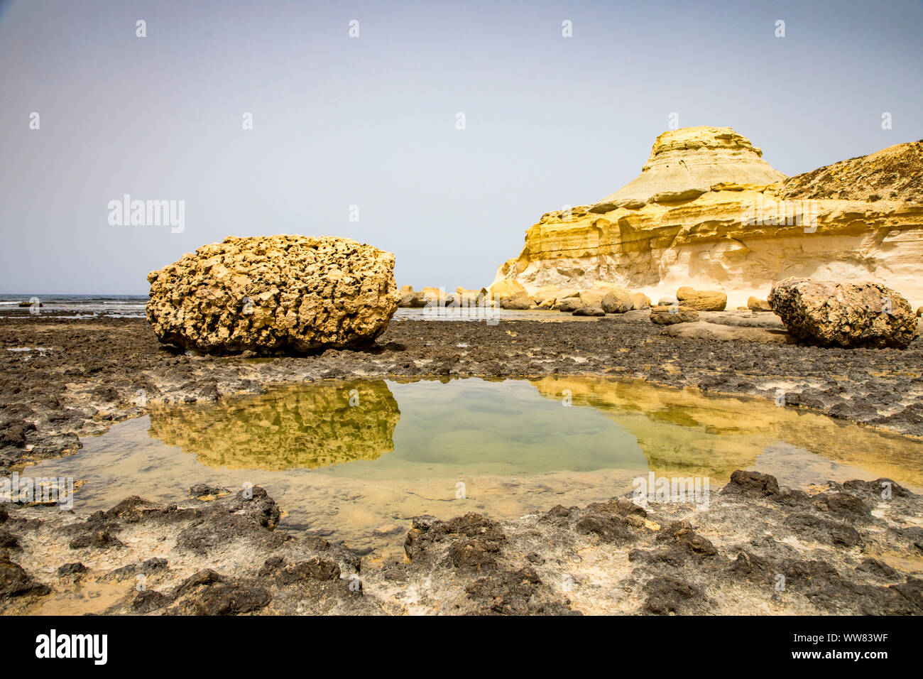 Gozo, benachbarte Insel Malta, Küste im Xwejni-bucht entfernt in der Nähe von Marsalforn, Stockfoto