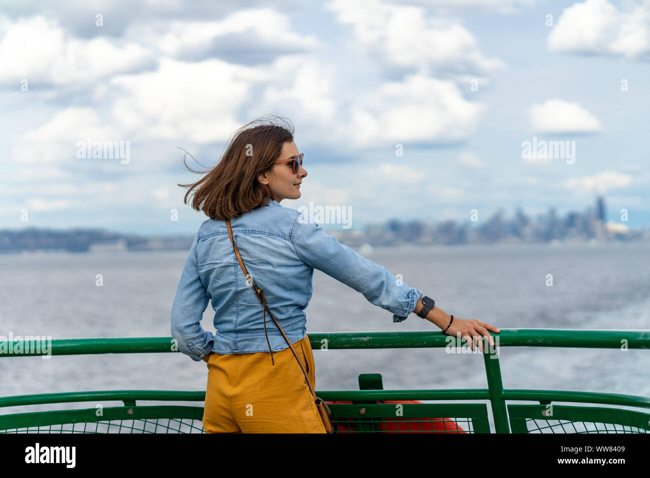 Stilvolle Frau genießt die Fahrt mit der Fähre von Washington in Seattle. Stockfoto