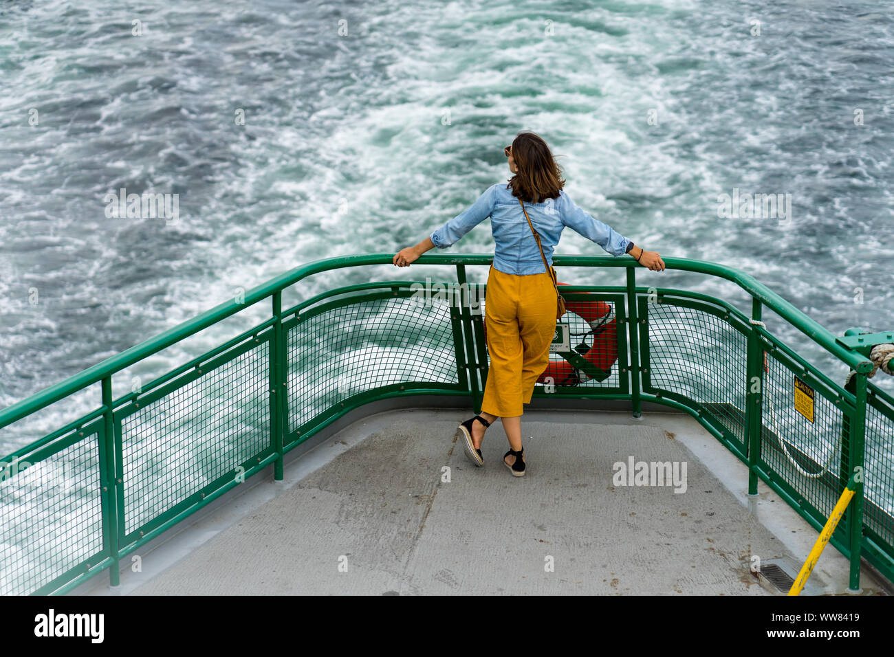 Stilvolle Frau genießt die Fahrt mit der Fähre von Washington in Seattle. Stockfoto