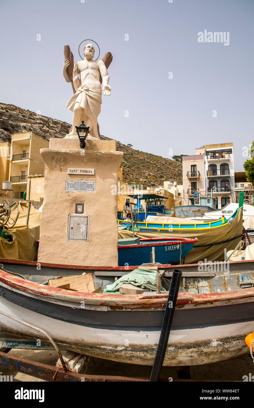Gozo, benachbarte Insel Malta, der Ort Xlendi, in der Xlendi Bay, felsigen Küsten Bay, Stockfoto