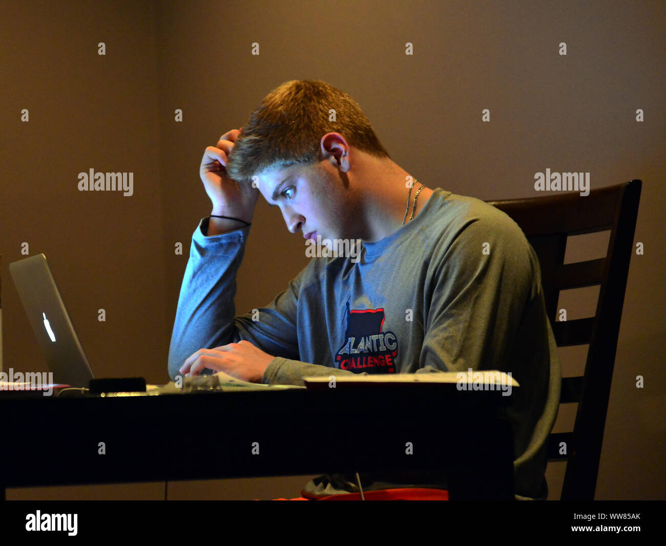 Student Hausaufgaben auf Laptop Computer. Stockfoto