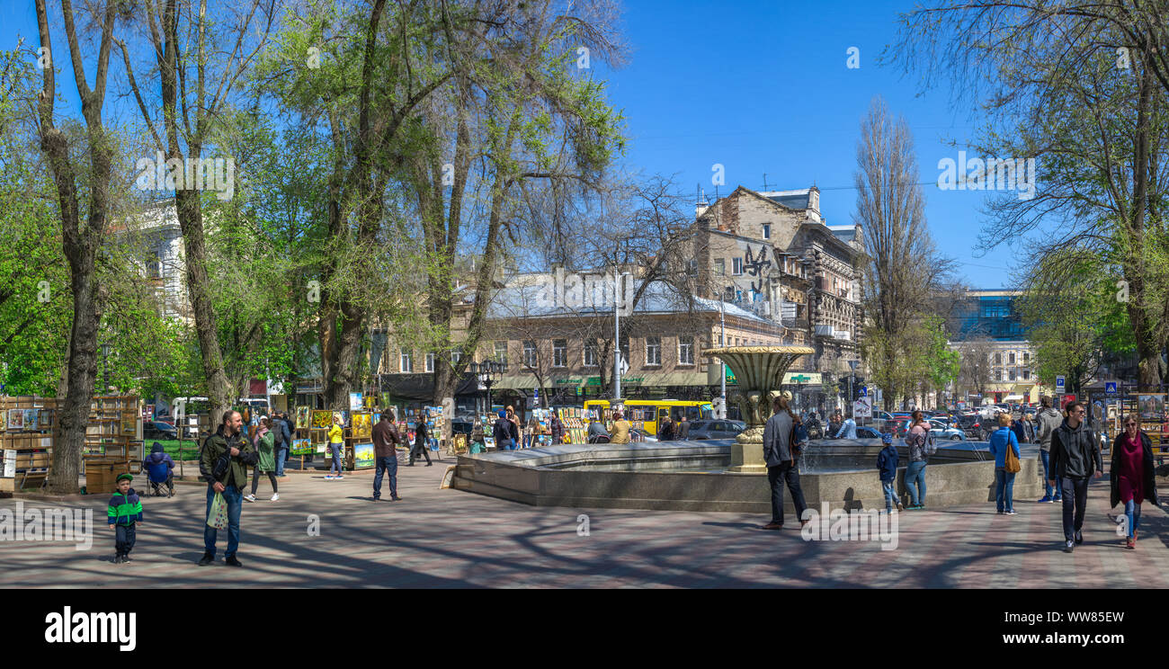 Odessa, Ukraine - 06.19.2019. Platz und Brunnen in der Nähe der Kathedrale der Verklärung in Odessa, Ukraine Stockfoto
