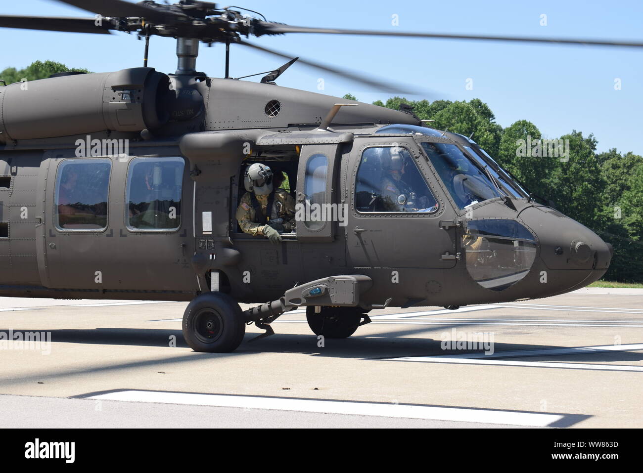 Soldaten von der Indiana National Guard für Flug während einer Zusammenarbeit Tour zwischen Kran Armee-munition Aktivität und Muscatatuck städtischen Ausbildung Mitte Juli 31 vorbereiten. CAAA arbeitet mit vielen Partnern zusammen, um die besten Methoden zur Unterstützung von warfighters. Kran Armee ist spezialisiert auf konventioneller Munition Unterstützung für die US-Armee und der gemeinsamen Kraft bereit, einschließlich Lagerung, Qualitätskontrolle, Versandvorbereitung, Distribution, Produktion und Demilitarisierung. Stockfoto