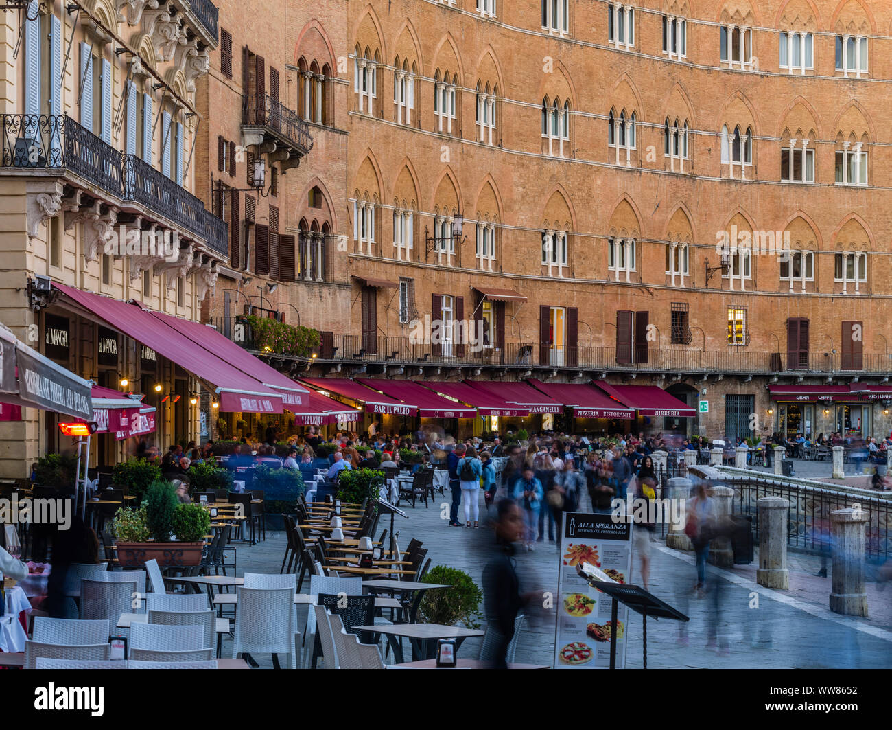 Restaurants auf der Piazza del Campo in Siena. Stockfoto