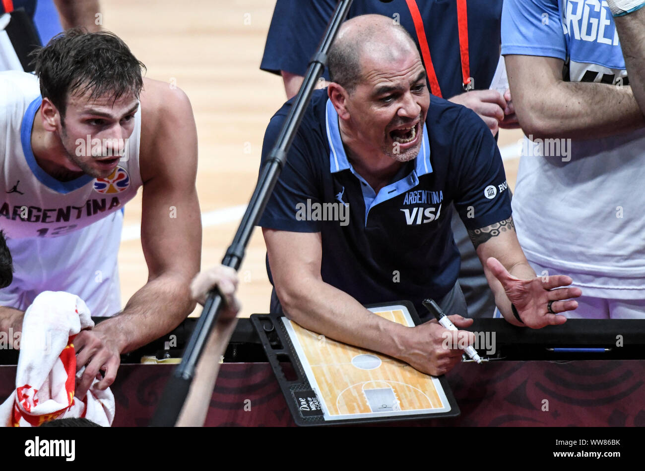 Sergio Hernández, Argentinien Haupttrainer, während ein Timeout. Argentinien gegen Frankreich. FIBA Basketball Wm China 2019, Halbfinale Stockfoto