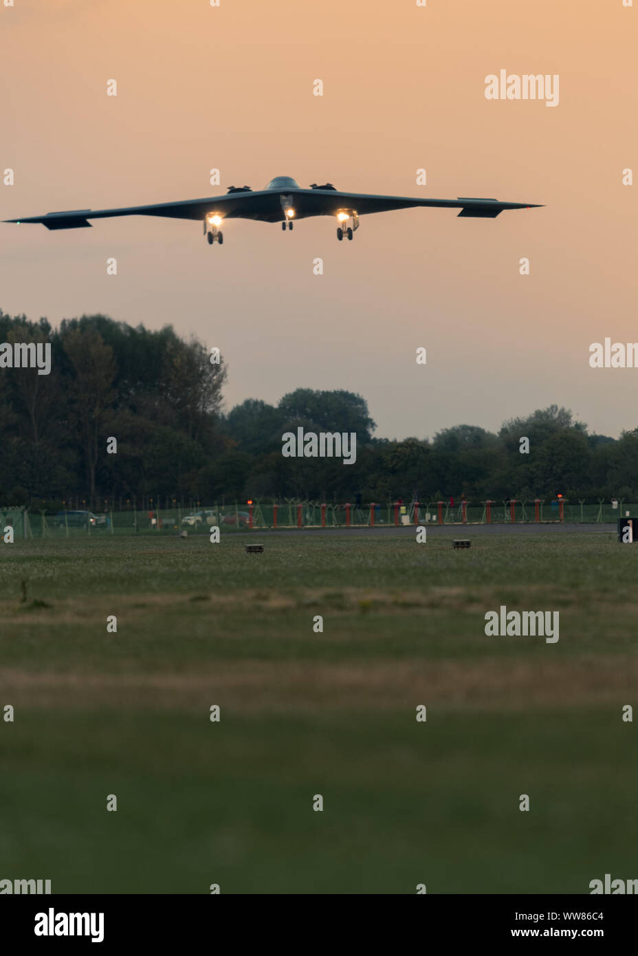 Ein B-2 Spirit Stealth Bomber, der 509Th Bomb Wing zugeordnet, an Whiteman Air Force Base, Missouri, bereitet sich auf die Landebahn zu landen, um ein Touch-and-Go im Royal Air Base Fairford, England, am 11. September 2019. Ein Touch-and-Go ist ein Manöver, das die Landung auf einer Piste bezieht und sich wieder zu nehmen, ohne kommenden zu einem vollständigen Stopp. Diese können Piloten die Möglichkeit, viele Landungen in kurzer Zeit zu üben. Drei B-2 Bomber, Flieger und Support Equipment von Whiteman AFB bereitgestellt auf RAF Fairford als Teil der Bomber Task Force Europa, um Theater Integration und fl durchzuführen Stockfoto
