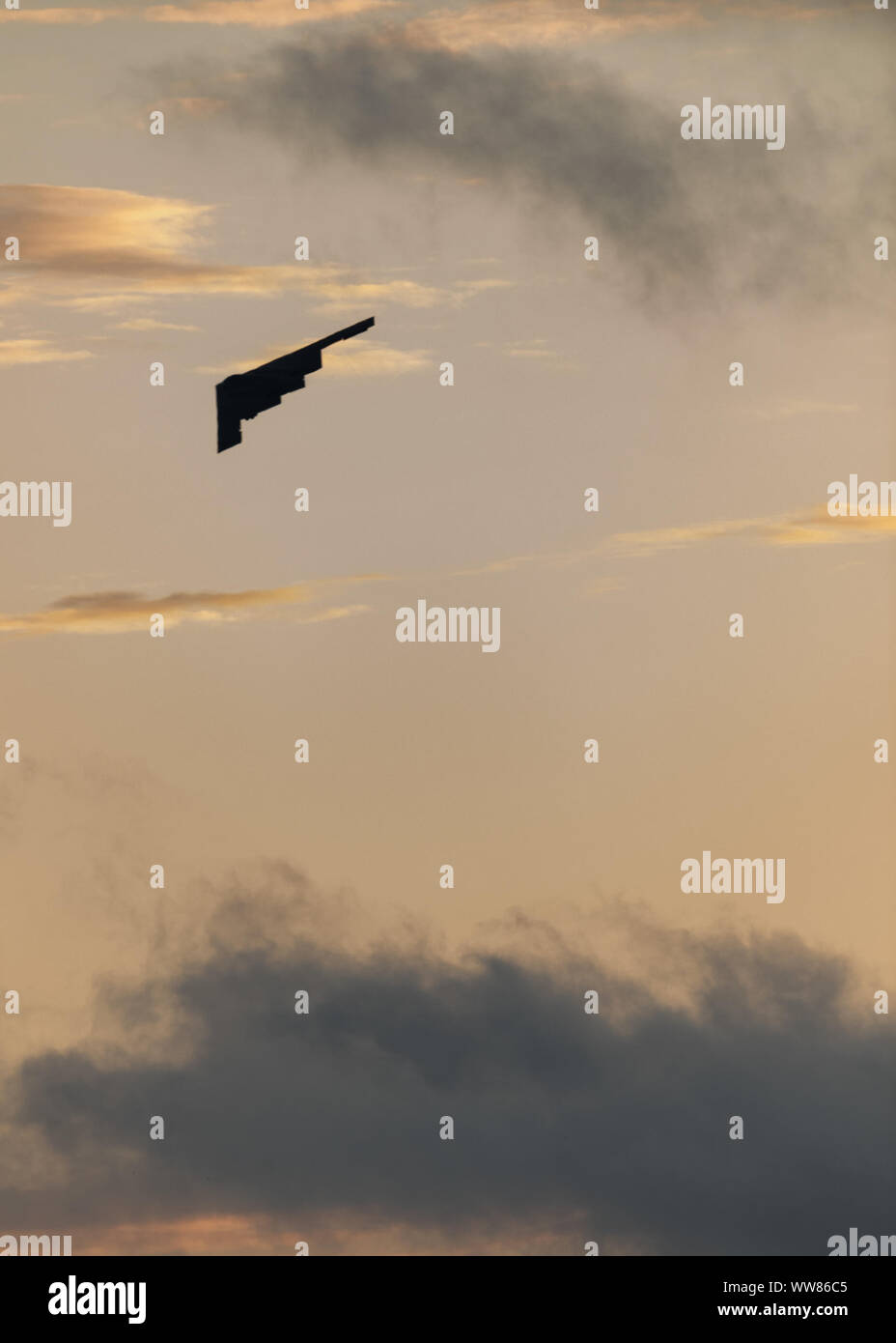 Ein B-2 Spirit Stealth Bomber, der 509Th Bomb Wing zugeordnet, an Whiteman Air Force Base, Missouri, fliegt über Royal Air Base Fairford, England, nach Durchführung einer Touch-und-Am 11. September 2019. Ein Touch-and-Go ist ein Manöver, das die Landung auf einer Piste bezieht und sich wieder zu nehmen, ohne kommenden zu einem vollständigen Stopp. Diese können Piloten die Möglichkeit, viele Landungen in kurzer Zeit zu üben. Drei B-2 Bomber, Flieger und Support Equipment von Whiteman AFB bereitgestellt auf RAF Fairford als Teil der Bomber Task Force Europa, um Theater Integration zu führen und die flugausbildung. Partizipation Stockfoto