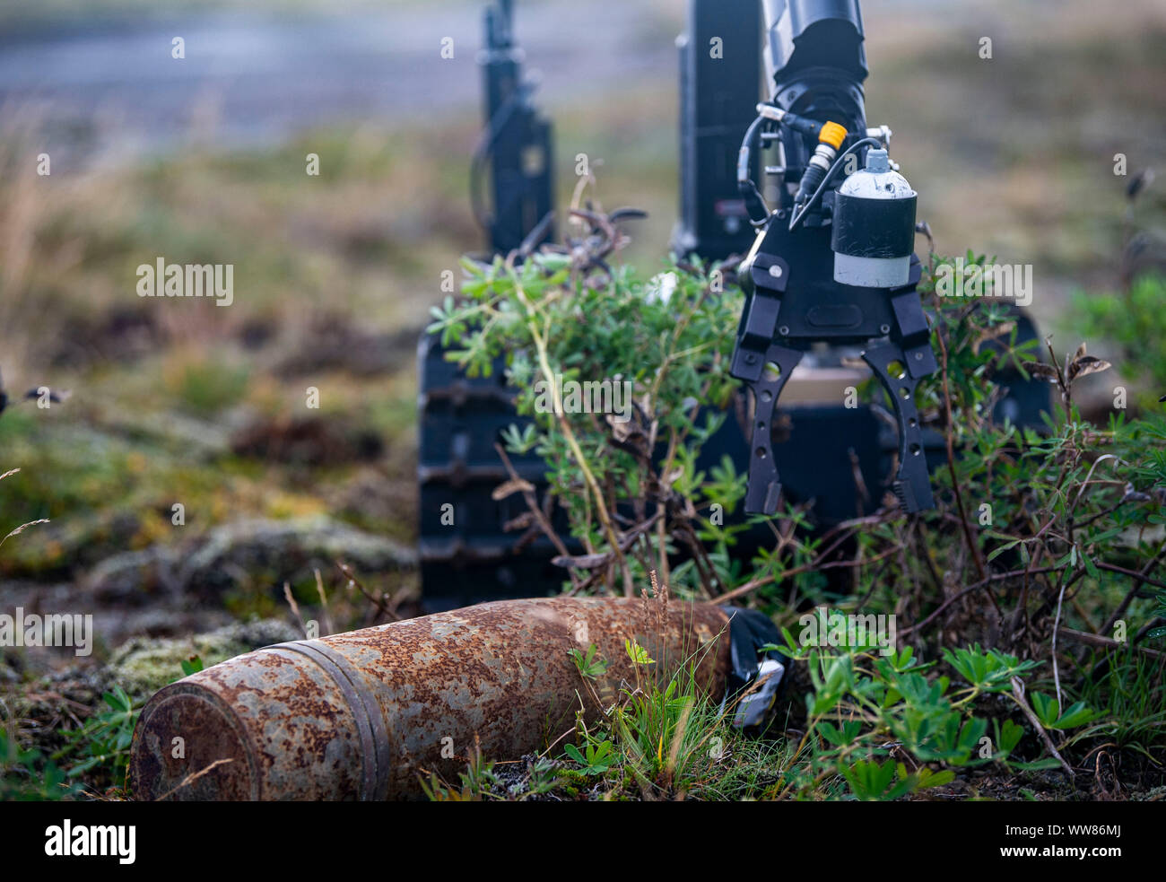 190911-N-LL 146-1025 Keflavik, Island (Sept. 11, 2019) EUR - eine Beseitigung von Explosivstoffen Techniker, die der Beseitigung von Explosivstoffen Mobile Einheit (EODMU) 8, nutzt ein talon Roboter Informationen auf einem simulierten zu gewinnen Improvised Explosive Devices (IED) während der Übung Northern Challenge 2019 in Keflavik, Island, Sept. 11, 2019. Übung Northern Challenge 2019 ist eine jährliche gemeinsame finanziert die isländische Küstenwache-gehostete multinationale EOD Übung zur Vorbereitung Partner für den Frieden, NATO, und die nordischen Länder für die internationalen Einsätze und die Verteidigung gegen den Terrorismus. (U.S. Marine Foto von Masse C Stockfoto