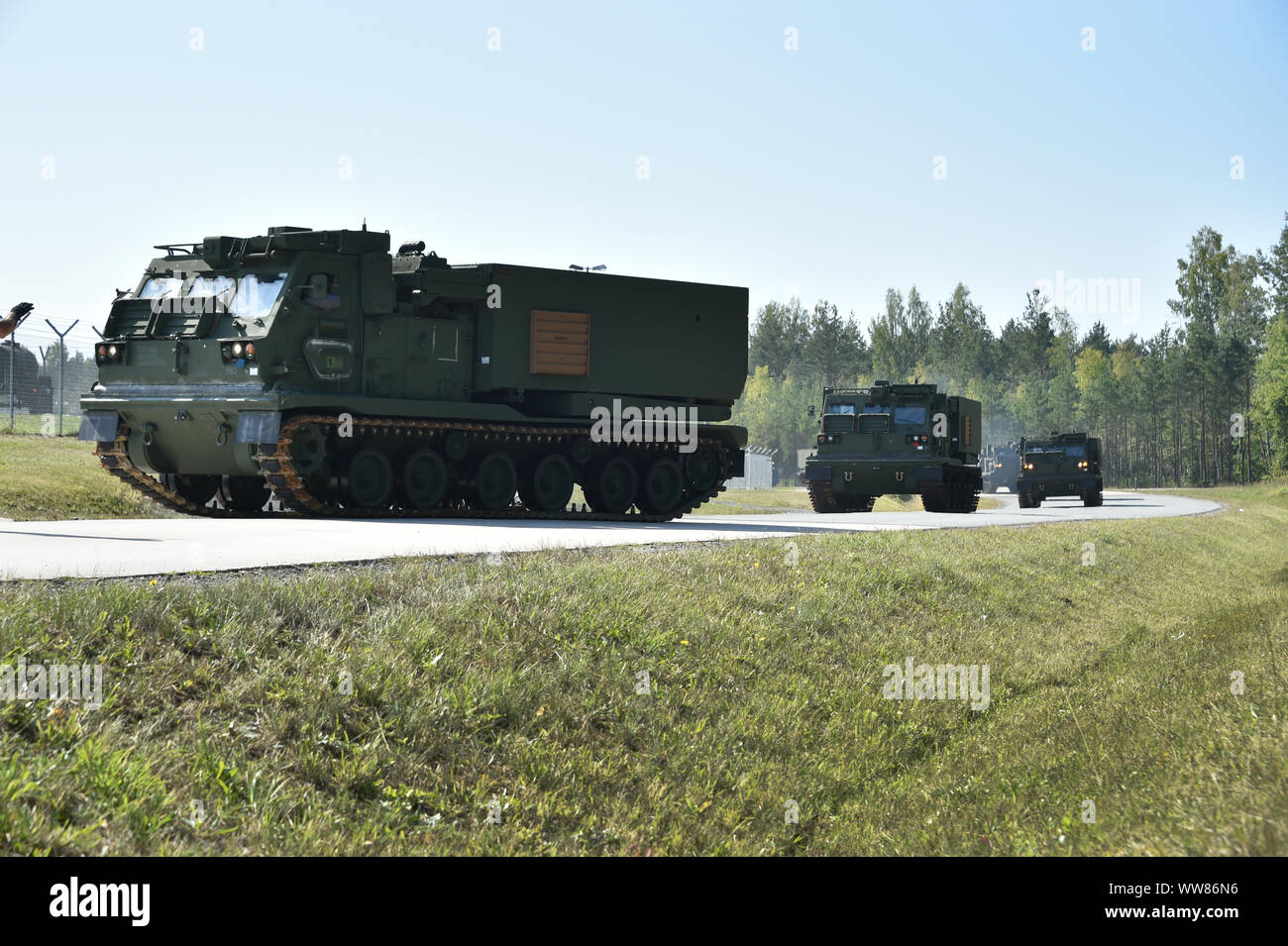 M 270 Multiple Launch Rocket System, 41 Field Artillery Brigade zugeordnet, begeben Sie sich an einen Motor Pool an der 7th Army Training Befehl Grafenwöhr Training Area, Germany, Sept. 11, 2019. (U.S. Armee Foto von Gertrud Zach) Stockfoto