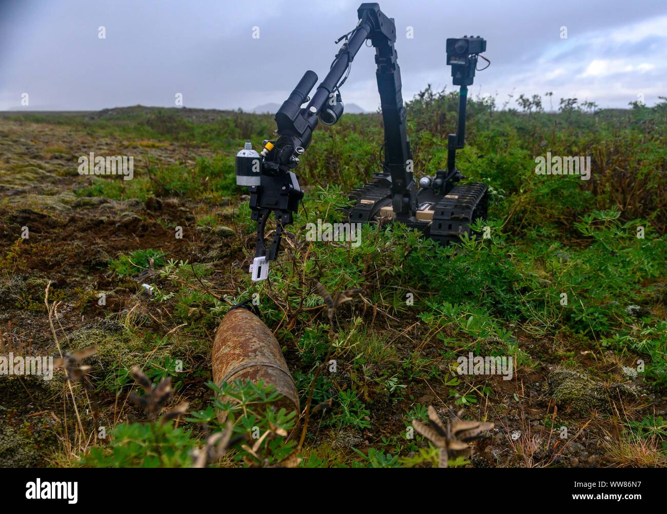 190911-N-LL 146-1088 Keflavik, Island (Sept. 11, 2019) EUR - eine Beseitigung von Explosivstoffen Techniker, die der Beseitigung von Explosivstoffen Mobile Einheit (EODMU) 8, nutzt ein talon Roboter ein Timer aus einem simulierten zu entfernen Improvised Explosive Devices (IED) während der Übung Northern Challenge 2019 in Keflavik, Island, Sept. 11, 2019. Übung Northern Challenge 2019 ist eine jährliche gemeinsame finanziert die isländische Küstenwache-gehostete multinationale EOD Übung zur Vorbereitung Partner für den Frieden, NATO, und die nordischen Länder für die internationalen Einsätze und die Verteidigung gegen den Terrorismus. (U.S. Marine Foto von Masse C Stockfoto