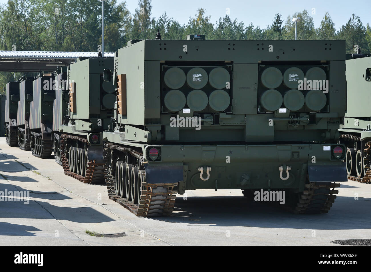 M 270 Multiple Launch Rocket Systeme, zu den 41 Field Artillery Brigade zugewiesen sind, kommen an einem Motor Pool an der 7th Army Training Befehl Grafenwöhr Training Area, Germany, Sept. 11, 2019. (U.S. Armee Foto von Gertrud Zach) Stockfoto