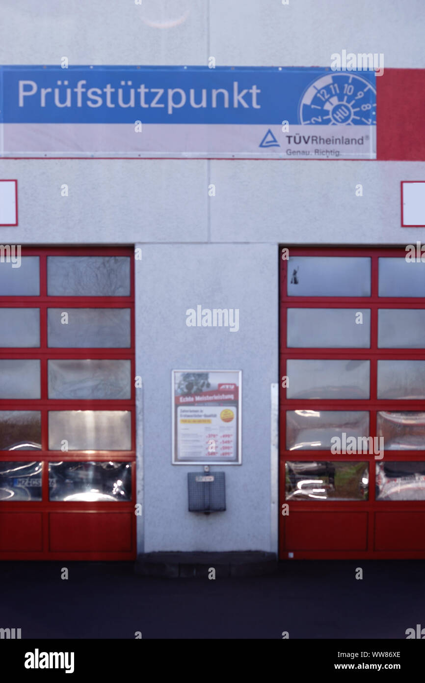 Mainz, Deutschland, Firmenschild einer Autowerkstatt mit Garagen und ein Tüv testTÃoeV Stockfoto