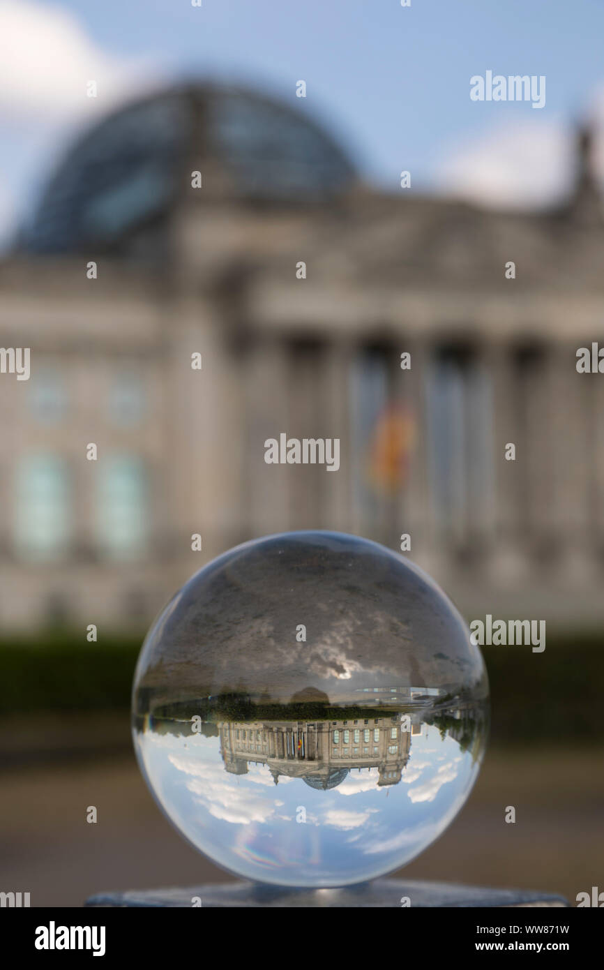 Reichstag Berlin spiegelt sich kopfüber in Glaskugel Stockfoto