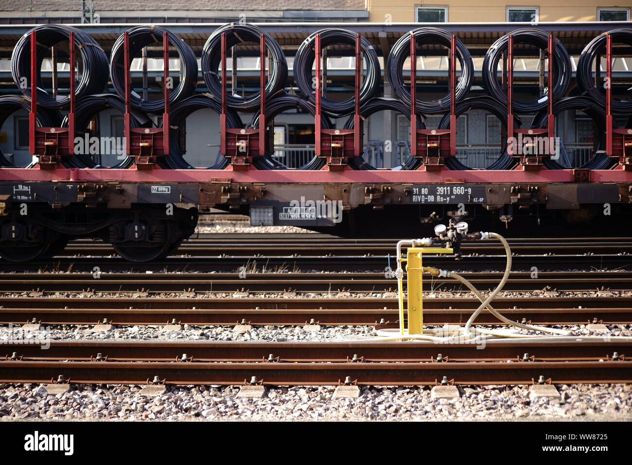 Seitenansicht der Rail Waggons eines Güterzug mit Kabel geladen Stockfoto