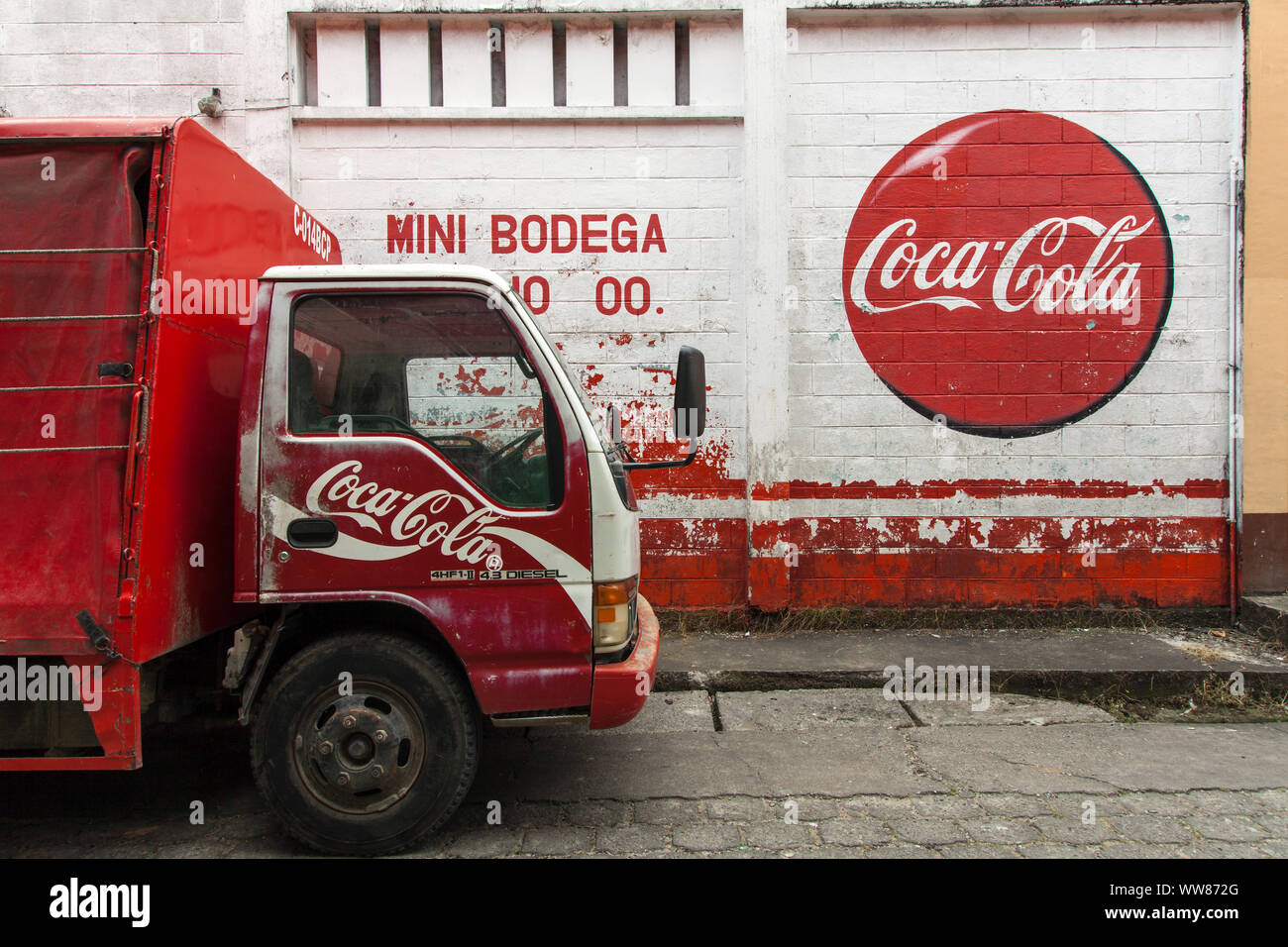 Coca Cola Truck In Front Stockfotos Und Bilder Kaufen Alamy