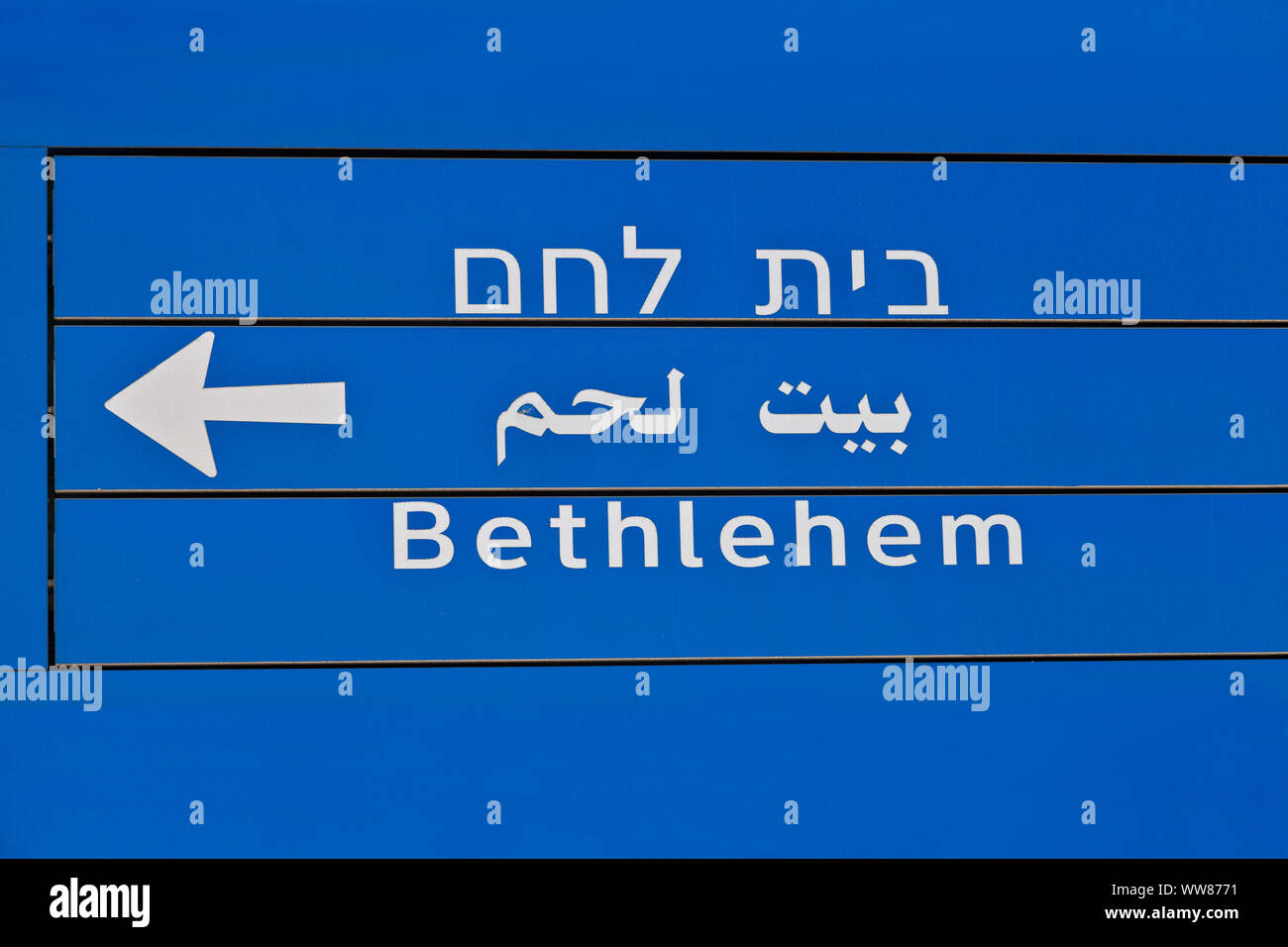 Blaues Schild mit weißer Aufschrift Bethlehem in drei Sprachen Stockfoto