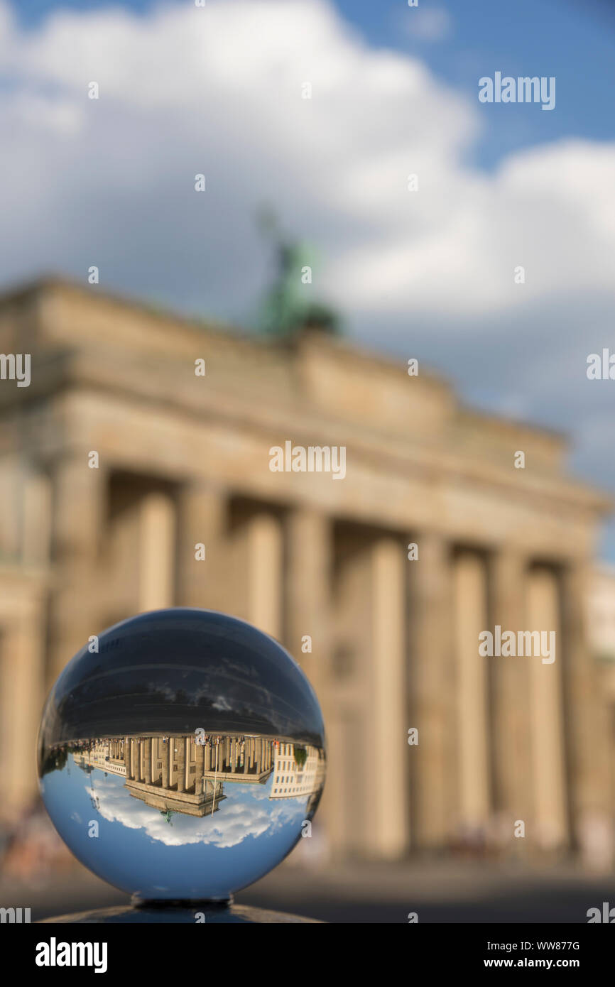 Das Brandenburger Tor wieder kopfüber in Glaskugel Stockfoto