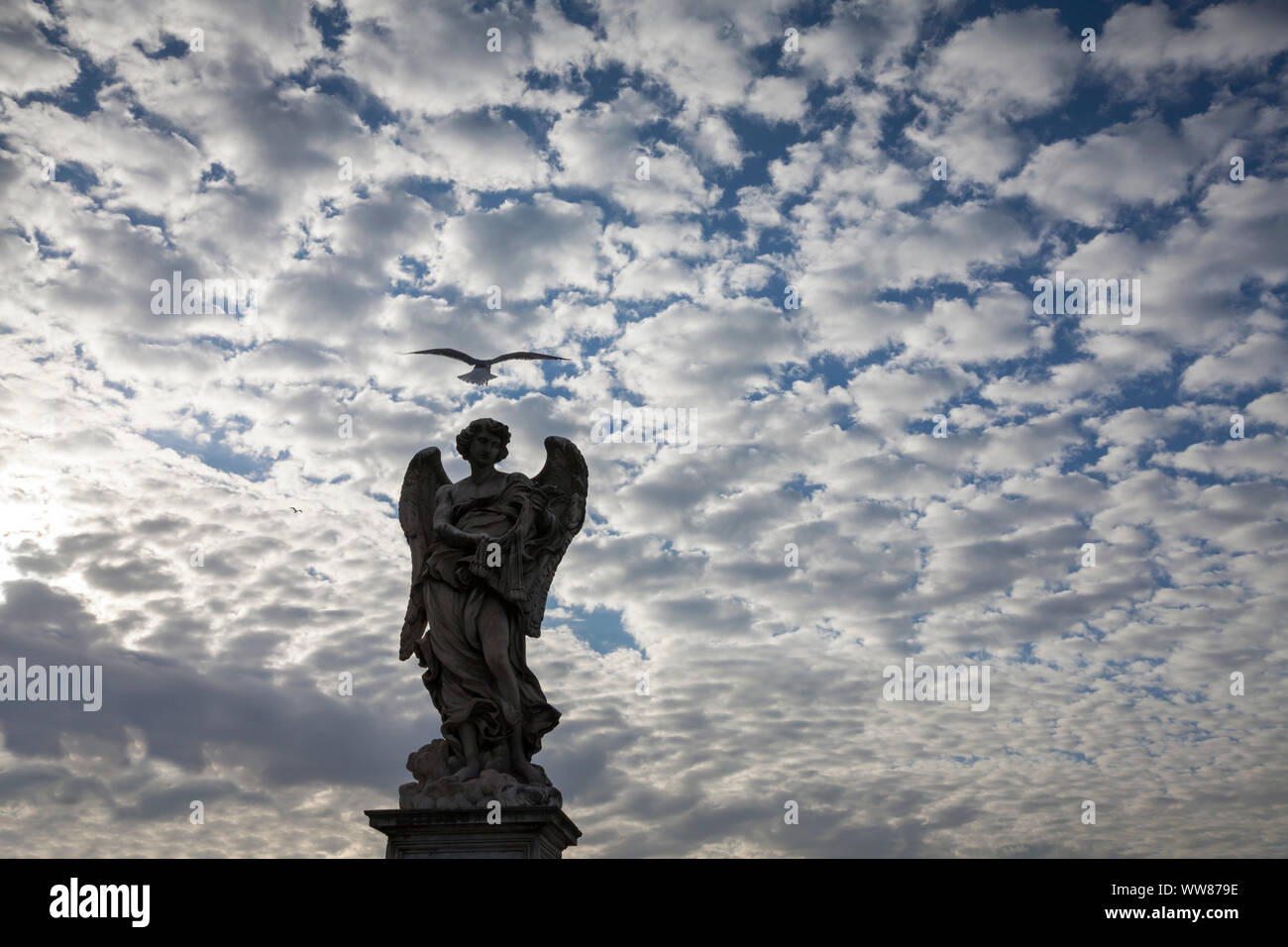 Engel der Ponte Sant'Angelo in Rom als Silhouette vor dem Cloud Stimmung Stockfoto