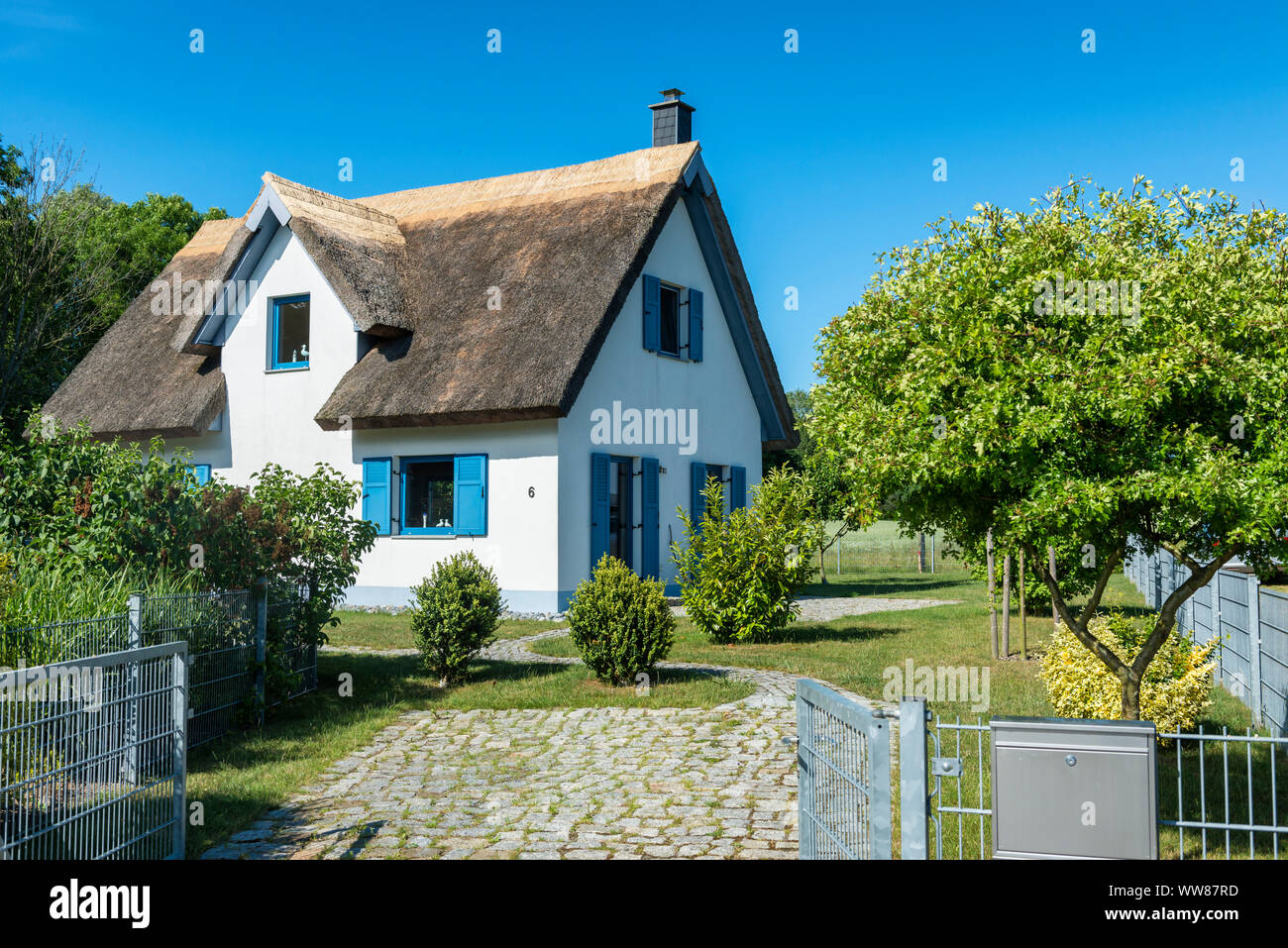 Putgarten, Mecklenburg-Vorpommern, Deutschland, Haus mit traditionellem strohgedecktem Dach Stockfoto