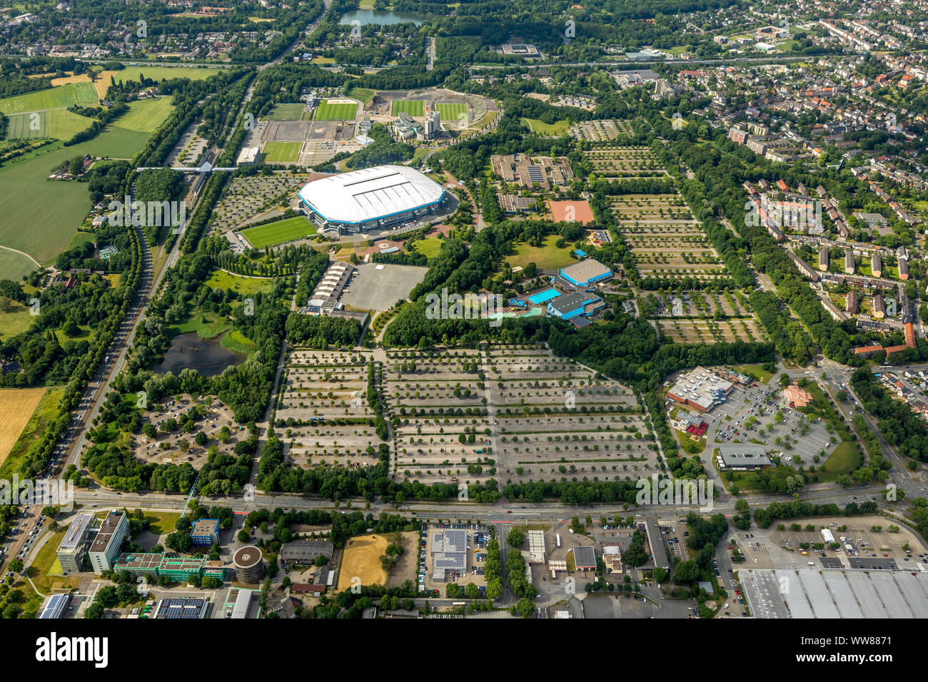 Luftaufnahme, ARENA PARK Gelsenkirchen, Veltins Arena, Arena Auf Schalke in Gelsenkirchen ist das Fußballstadion des Deutschen Fußball-Bundesligisten FC Schalke 04, dem ehemaligen Park Stadium, Gelsenkirchen, Ruhrgebiet, Nordrhein-Westfalen, Deutschland Stockfoto