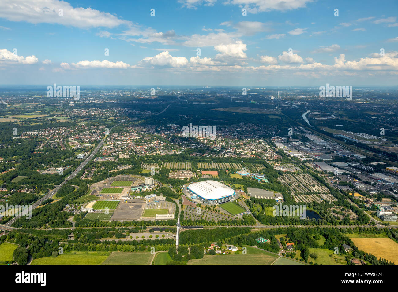 Luftaufnahme, ARENA PARK Gelsenkirchen, Veltins Arena, Arena in Gelsenkirchen ist das Fußballstadion des Deutschen Fußball-Bundesligisten FC Schalke 04, dem ehemaligen Park Stadium, Gelsenkirchen, Ruhrgebiet, Nordrhein-Westfalen, Deutschland Stockfoto