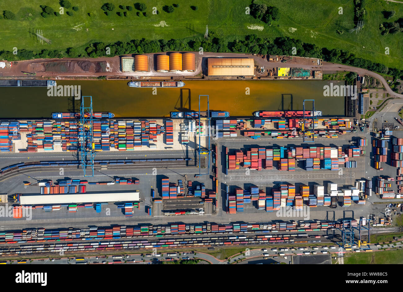 Luftaufnahme, der Duisburger Hafen, logistikstandort Logport 1, Duisburg Rheinhausen, Containerhafen, Rhein, Rheinhausen, Duisburg, Ruhrgebiet, Nordrhein-Westfalen, Deutschland Stockfoto