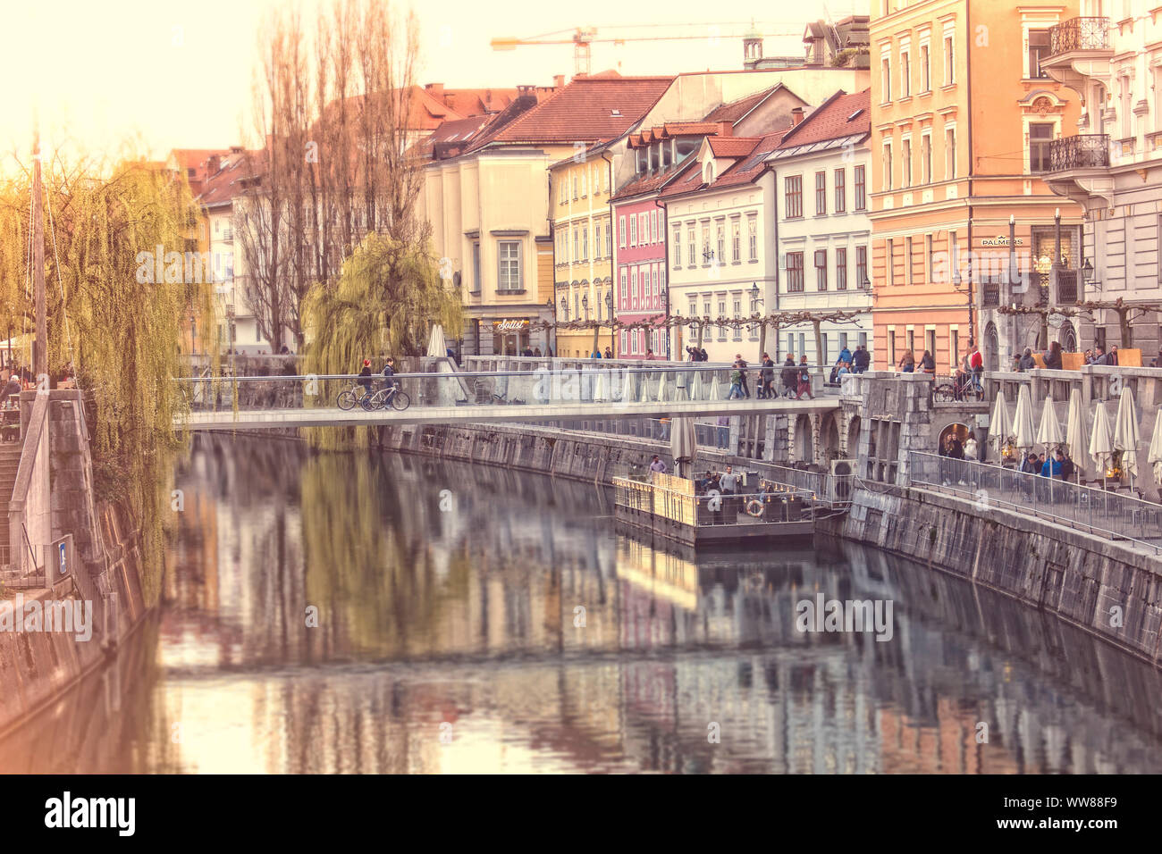 Stadtzentrum von Ljubljana mit Blick auf eine Brücke über den Fluss Ljubljanica Stockfoto