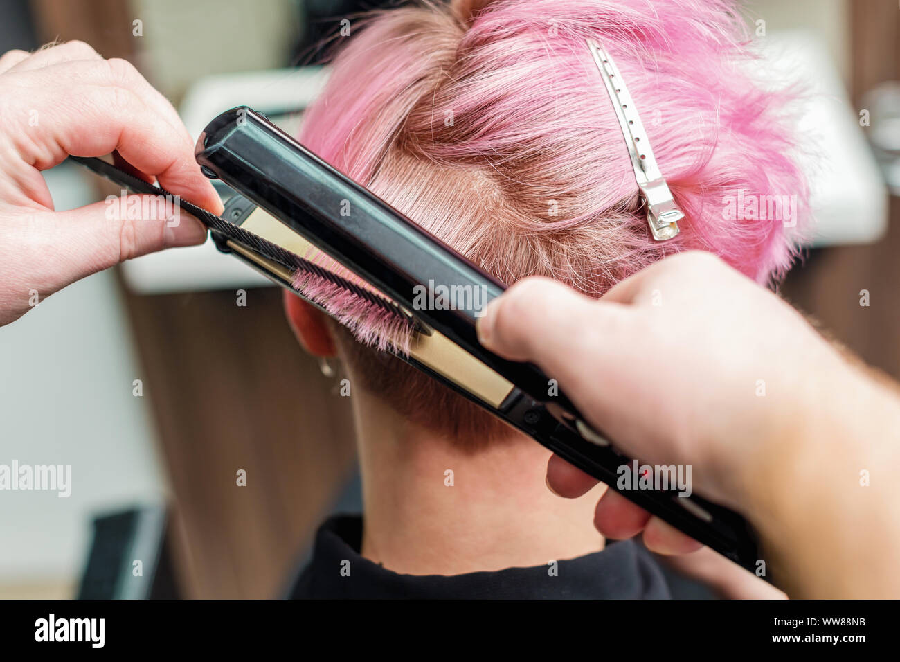 Professionelle Friseur rosa Haare glätten mit dem Glätteisen im Beauty  Salon, Friseur Salon, weiblichen Stylist Stockfotografie - Alamy