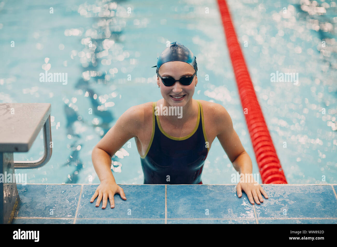 Junge Frau Schwimmer portrait Freude freut sich über den Sieg im Schwimmen  Wettkämpfe im Schwimmbad Stockfotografie - Alamy
