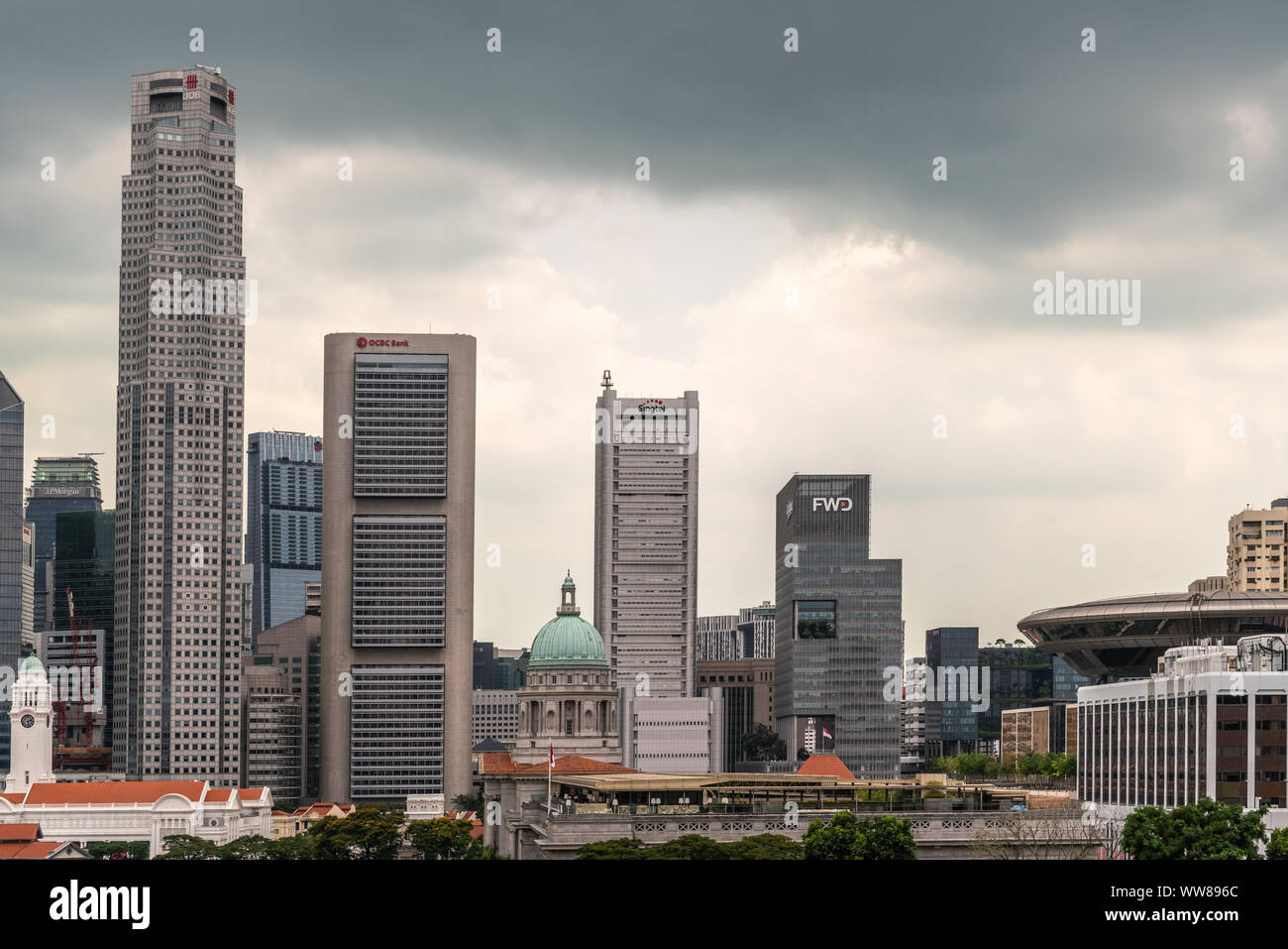 Singapur - März 20, 2019: Leitung der Financial District Wolkenkratzer von J.P.Morgan zu Supreme Court Gebäude unter Dunkelgrau cloudscape. Victoria Die Stockfoto