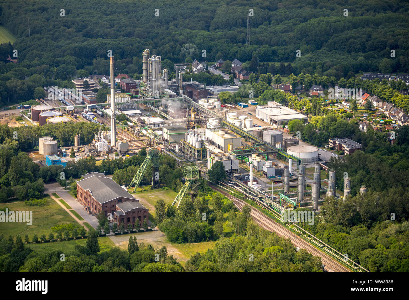 Luftaufnahme, historischen Maschinenhalle Zweckel, Veranstaltungsort, neben Chemiewerk INEOS Phenol, headframes Schacht 1 + 2 Mine Zweckel, Gladbeck, Ruhrgebiet, Nordrhein-Westfalen, Deutschland Stockfoto