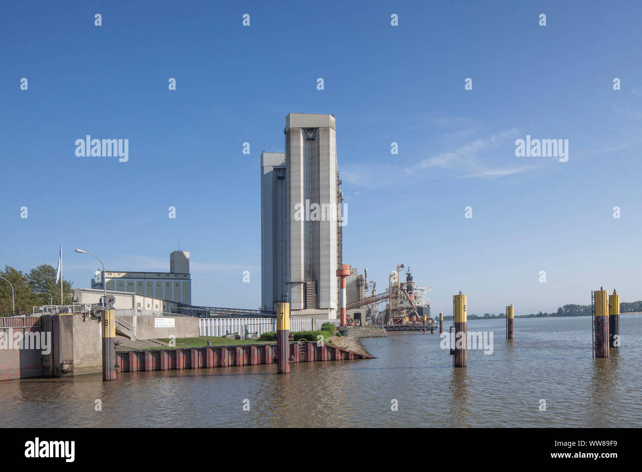 Hafen mit Silos auf der Weser, Bremse, Landkreis Wesermarsch, Niedersachsen, Deutschland, Europa Stockfoto