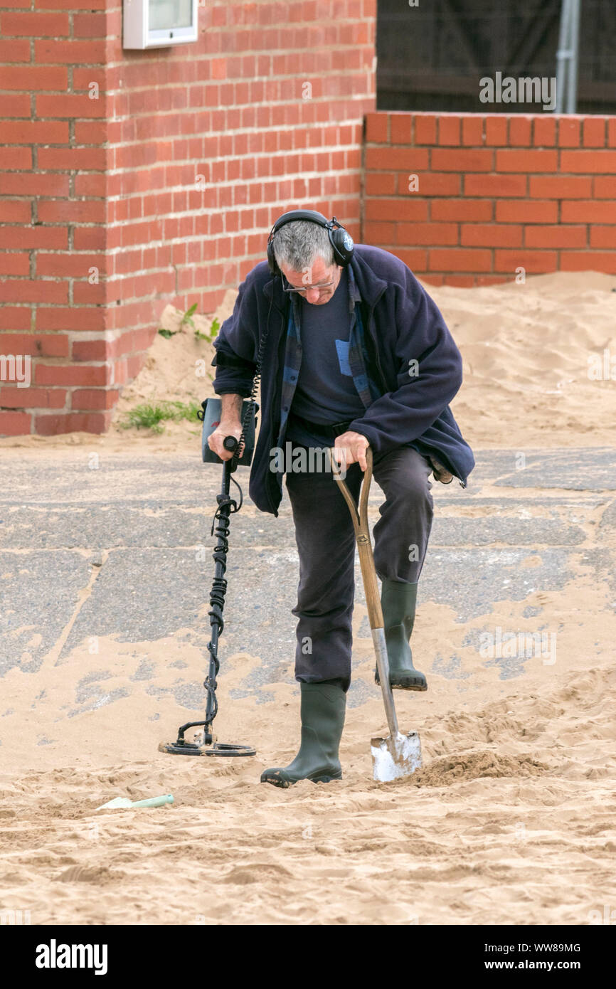 Ein Metalldetektor jagt für verborgene Schätze entlang der Küstenlinie von St. Annes am Meer an der Fylde coast Stockfoto