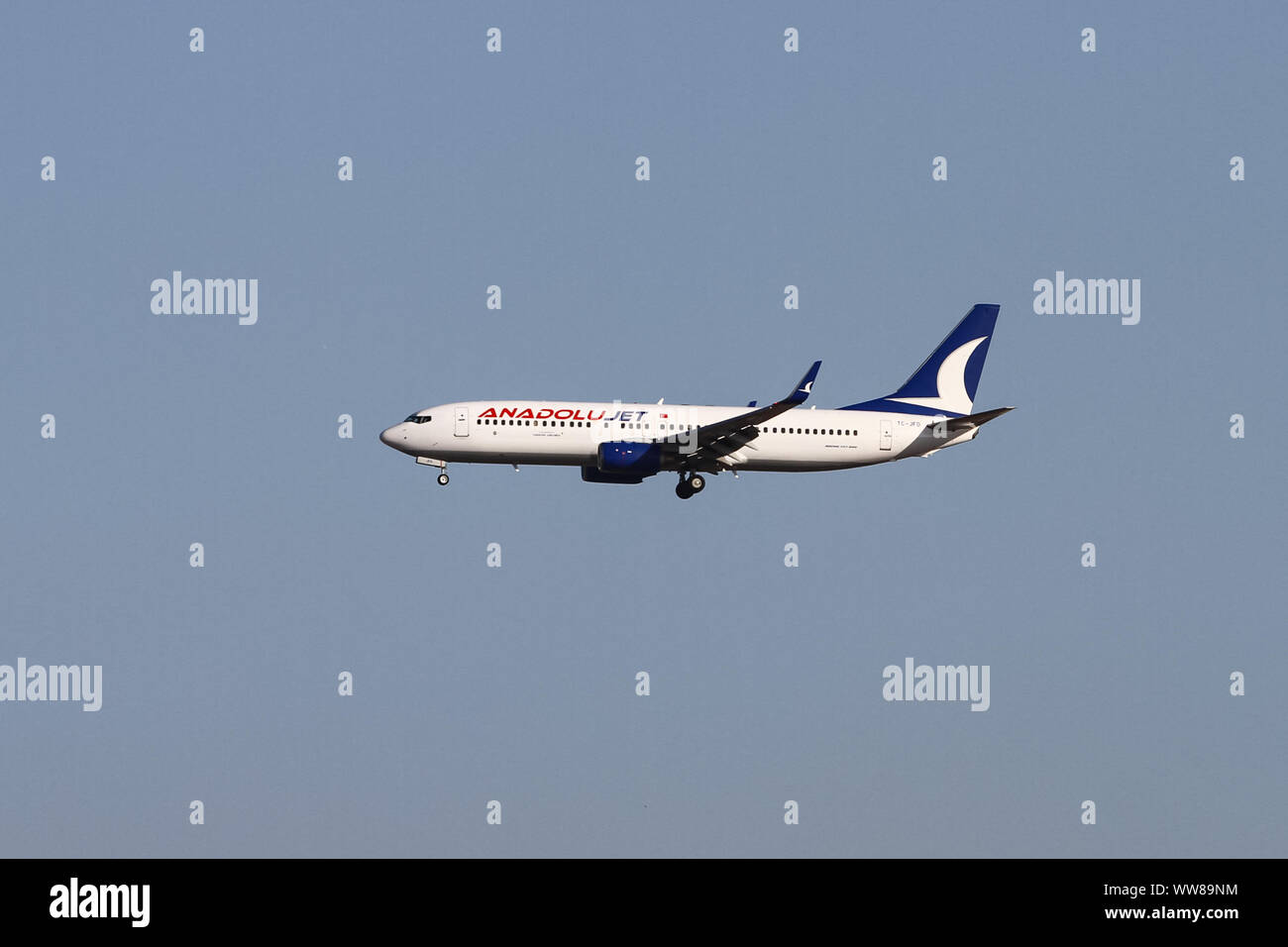 ISTANBUL, Türkei - 03 Juli, 2019: AnadoluJet Airlines Boeing 737-8 FR (CN 29777) Landung Flughafen Sabiha Gökcen. Stockfoto